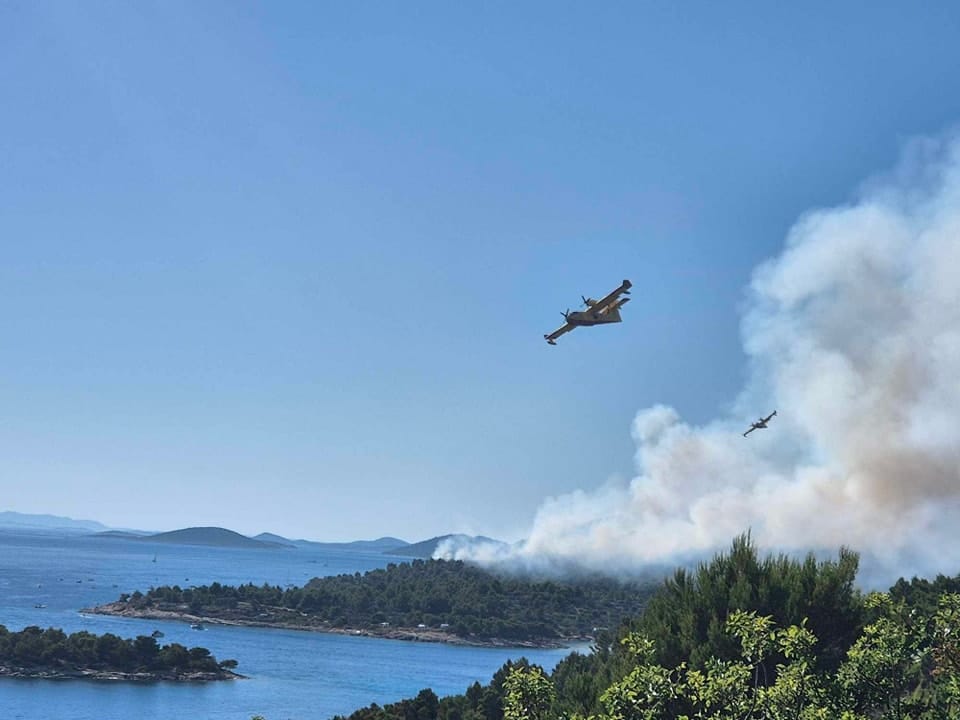 Požar na Murteru pod nadzorom - Neka budala je dronom ometala kanadere!