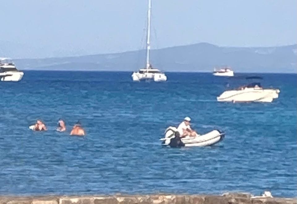 Stranac došao roniti s puškom među kupačima: "Kad je izvadio malu hobotnicu, tada sam pukla!"