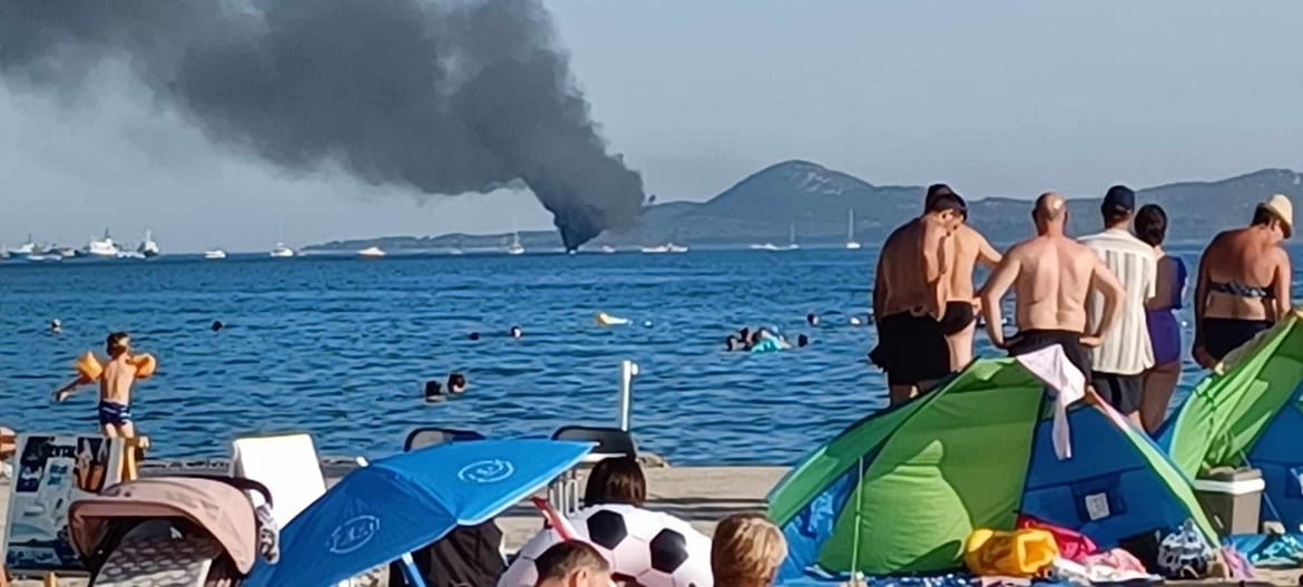Planuo brod pred ulaskom u biogradsku marinu - S kopna se vidi gusti dim, sve dežurne službe su na terenu