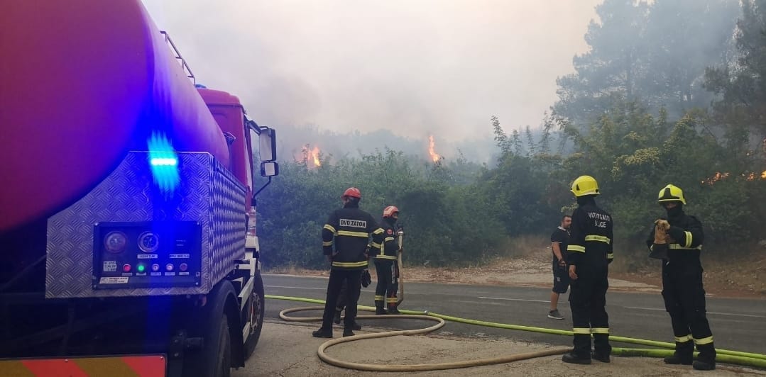 Počela evakuacija stanovništva kod Skradina: "Čuju se detonacije!"