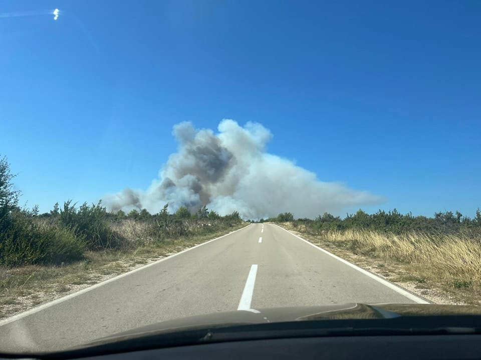 Vatrogasni zapovjednik: "Razmišljamo o evakuaciji, situacija na požaru kod Skradina je teška!"