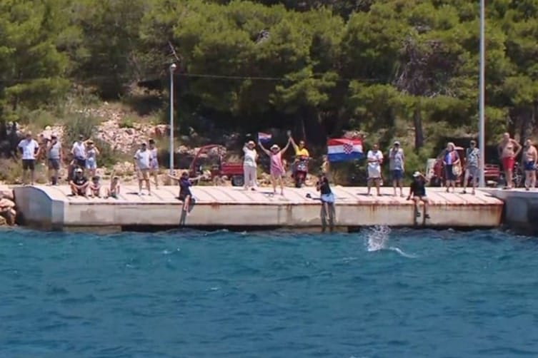 NO PASARAN Kaprijani skaču u more kada trajekt priđe blizu rive!