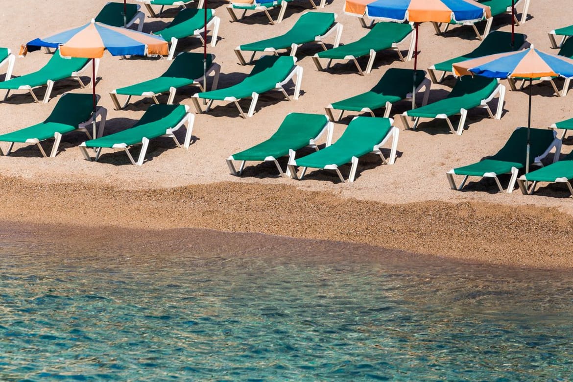 OKUPACIJA LEŽALJKAMA Grčka pokušava obuzdati kaos na svojim plažama