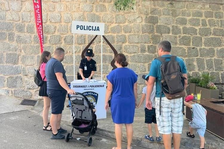Info punkt policije u kampu Oštro