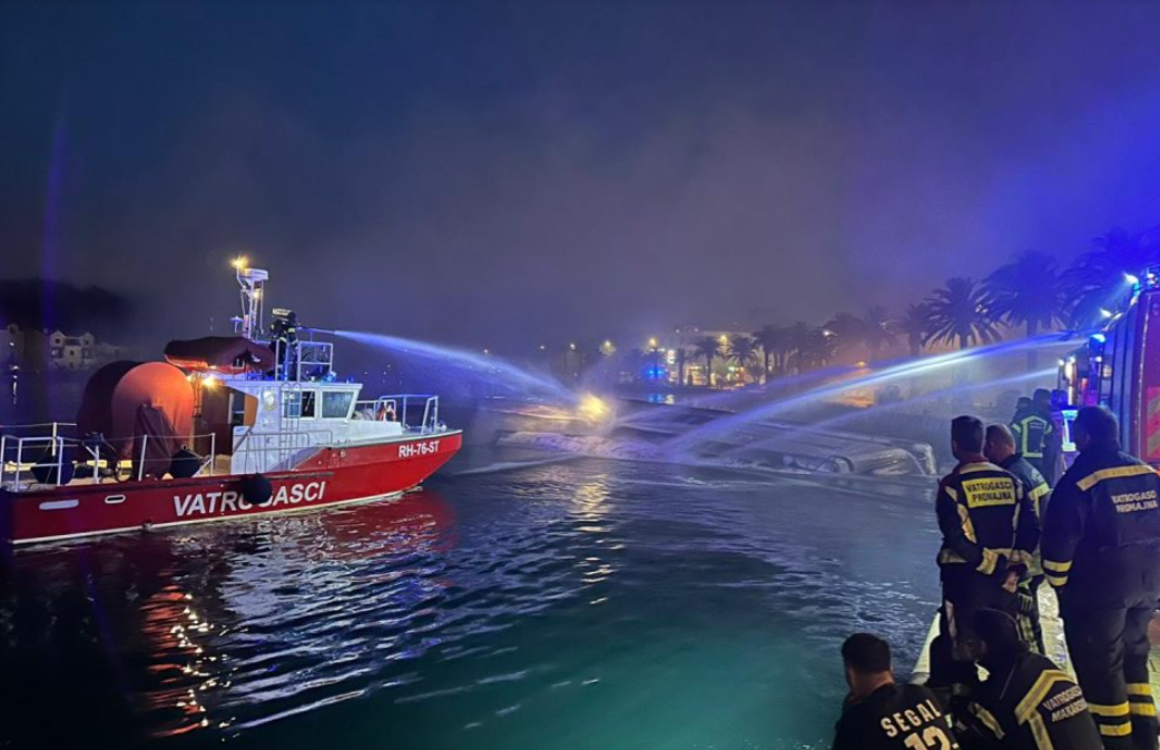 Jahta koja je izgorjela u Makarskoj još uvijek u moru - ljudi se guše od smrada!