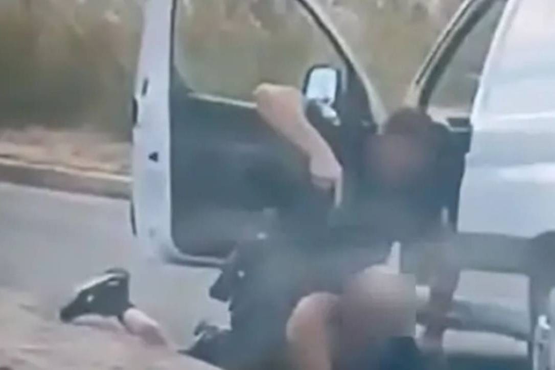 Filmske scene u Kaštelima - policajac uperio pištolj u glavu muškarca! Evo i zašto!