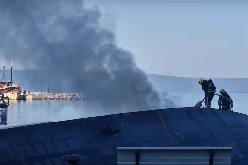 TRAJAT ĆE DANIMA Krenule pripreme za izvlačenje jahte u Makarskoj!