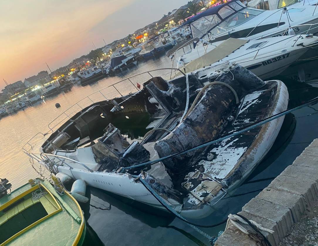 RUŽAN PRIZOR Na vezu u Pakoštanima godinama se nalazi i ova izgorena olupina. Načelnik: "Idemo u hitno uklanjanje!"