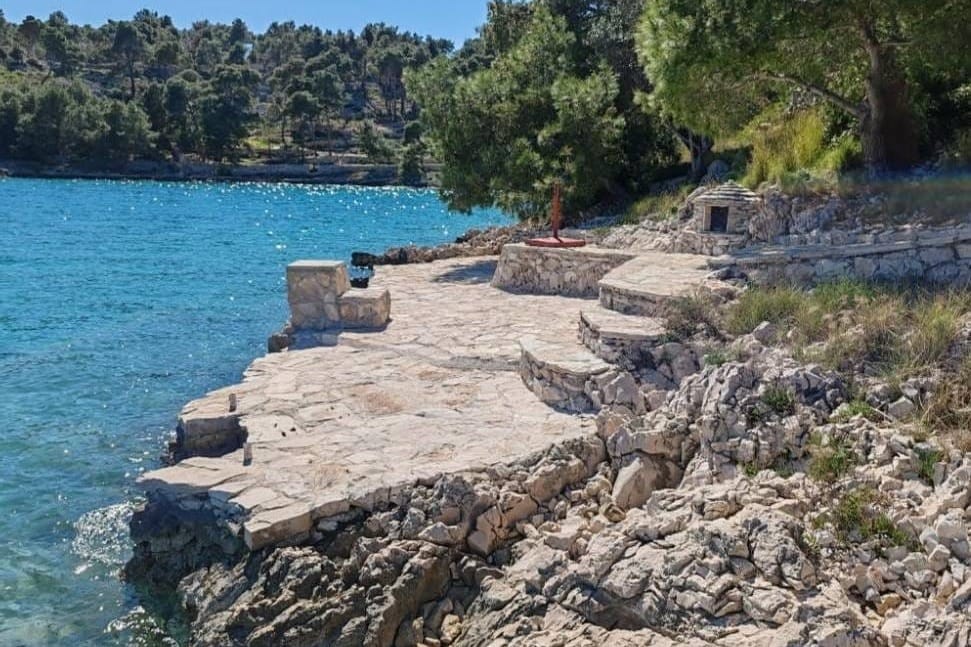 DEVASTACIJA POMORSKOG DOBRA U MILNI Poznati i bogati pa smatraju da je sve njihovo!