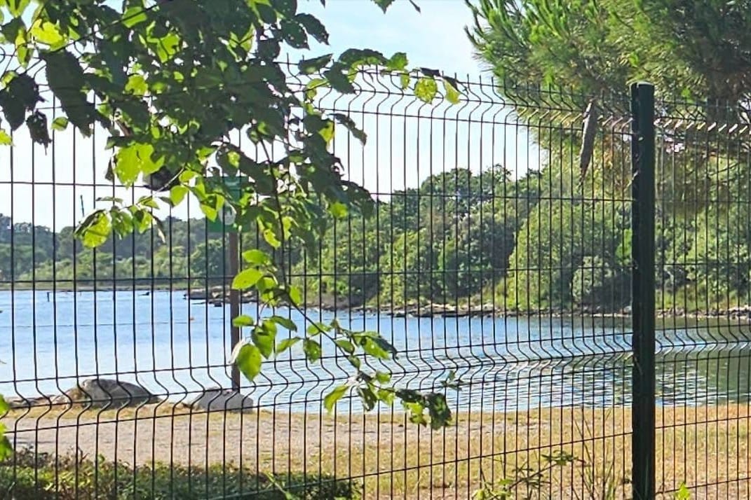 ŽICOM ZATVORENO POMORSKO DOBRO U Vrsaru se građanima onemogućuje slobodno kretanje uz more!