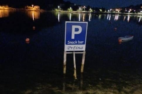 NEVJEROJATNO Netko je na Vrgadi znak za privatan parking za koji niti nema dozvolu postavio  - u more!