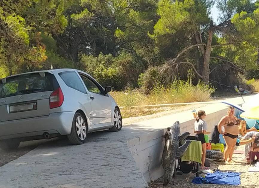 PROMETNI NERED Neodgovorni i bahati vozači voze plažom u Primoštenu! Načelnik Petrina: "Stavljamo kamenja, ljudi ih miču!"