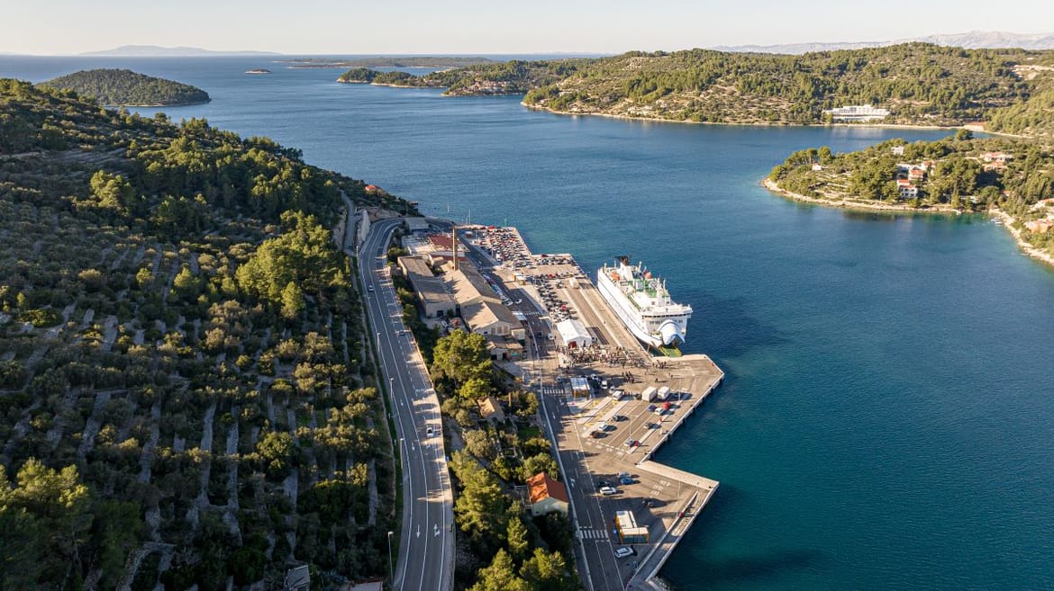 Vela Luka dobila skupi lučki terminal, no prijevoza do mjesta nema i putnici moraju kilometrima pješke!
