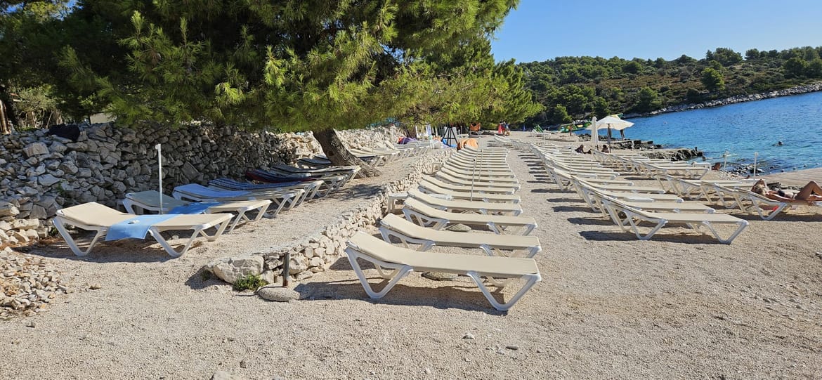 Pune ruke posla za splitske komunalce na Čiovu, jedne počiste, drugi ležaljkama zauzmu čitave plaže!