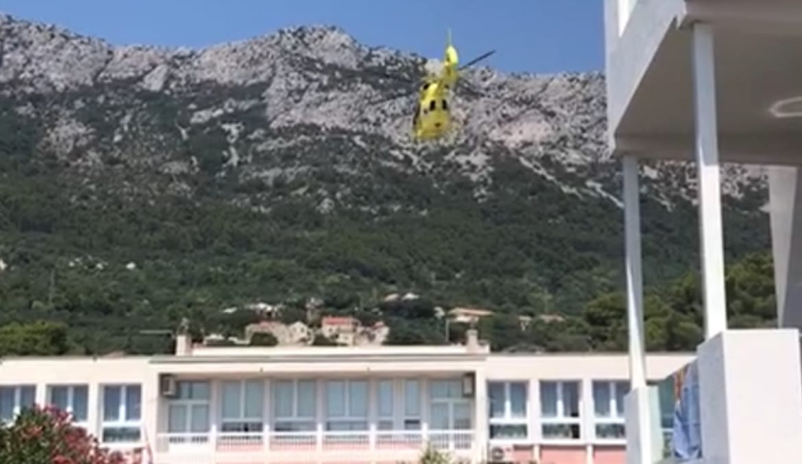 Žena se utapala u moru kod Gradca, reanimirali je kupači, preminula u helikopteru za bolnicu