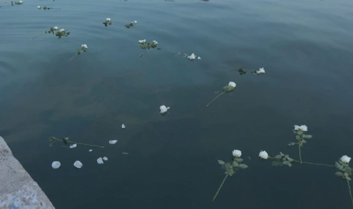 U povodu 29. godišnjice genocida u Srebrenici u more bačeno 29 ruža