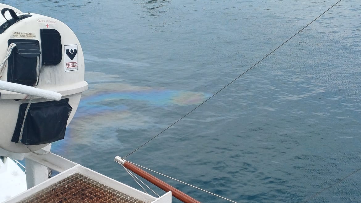 Slovenski nautičari upozorili: "U luci Vis širi se velika benzinska mrlja, obavijestite nadležne da se nešto ne zapali!"