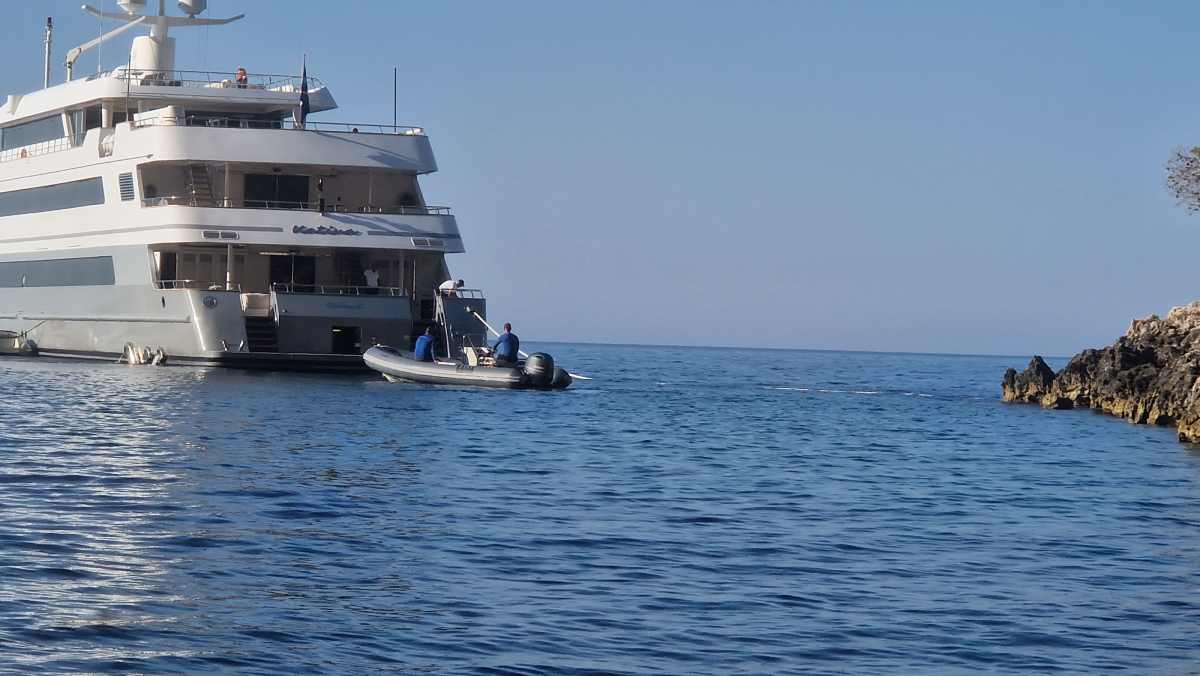 ŠTO JE SLJEDEĆE - TANKER? Privezali se lancima za stijene na Hvaru i tako uništavaju obalni pojas