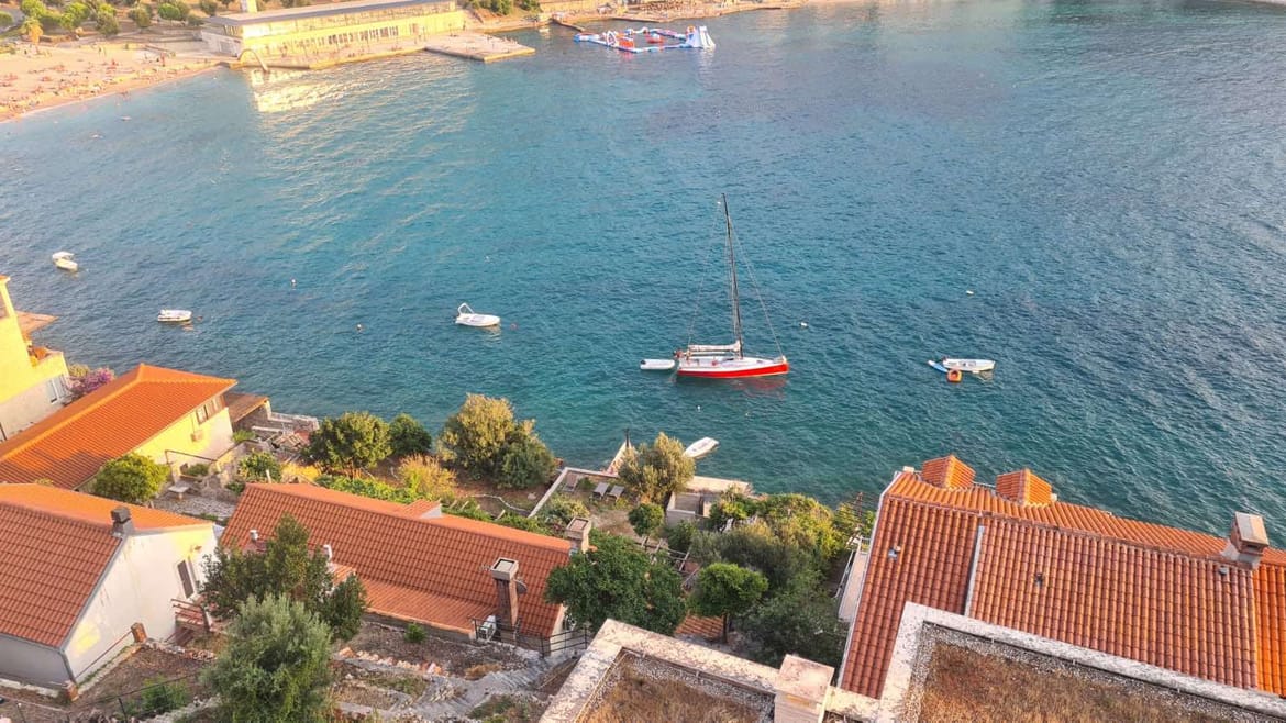 PRIJAVLJENI SU Netko u Dubrovniku gradi ilegalna pristaništa za plovila na kupalištu