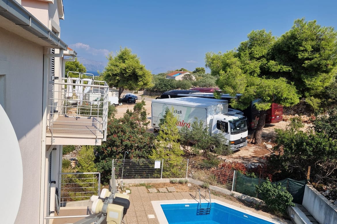 DEVASTACIJA Pogedajte ovo divlje parkiralište u Supetru na mjestu gdje su nekad rasli divni borovi!