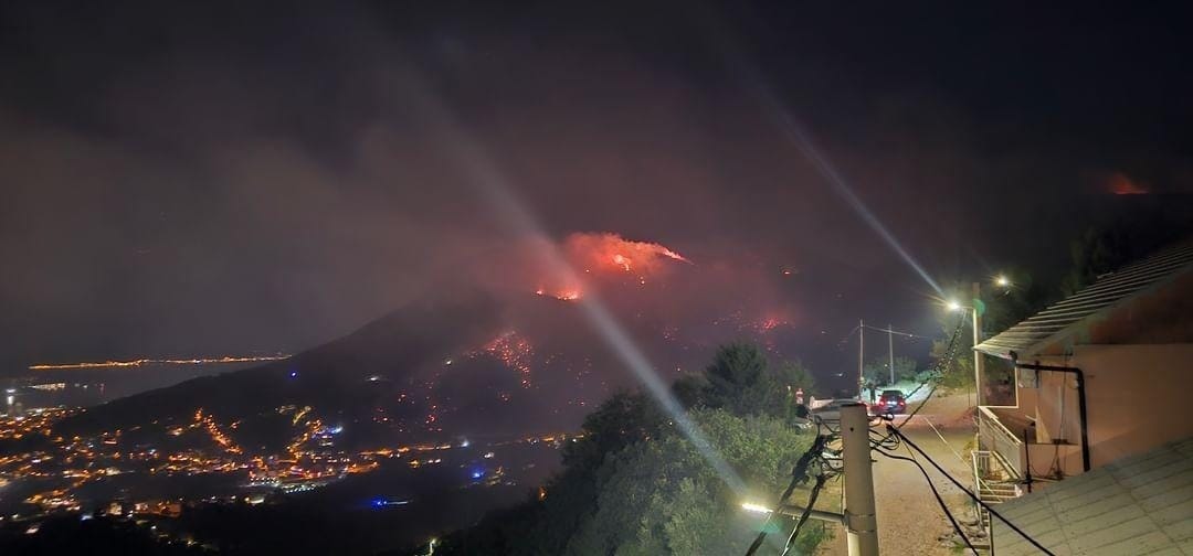 Požar kod Solina stavljen pod kontrolu, ali bura otežava gašenje