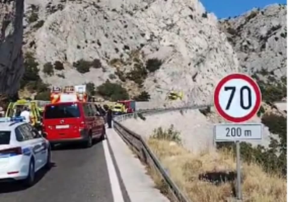 Teška prometna nesreća u Dupcima, ozlijeđene prevozio helikopter: "Nezamislivo da ljudi sjede u autu, umjesto da izađu van ponuditi pomoć..."