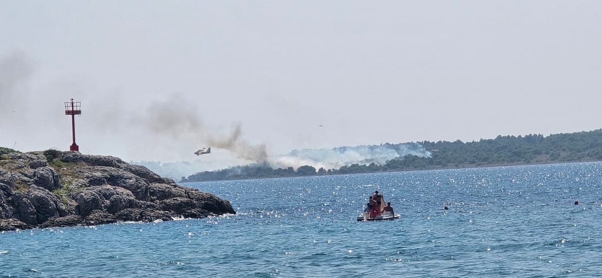 VELIKI POŽAR NA VIRU! Vatra stigla do kuća, u gašenje uključeni kanaderi