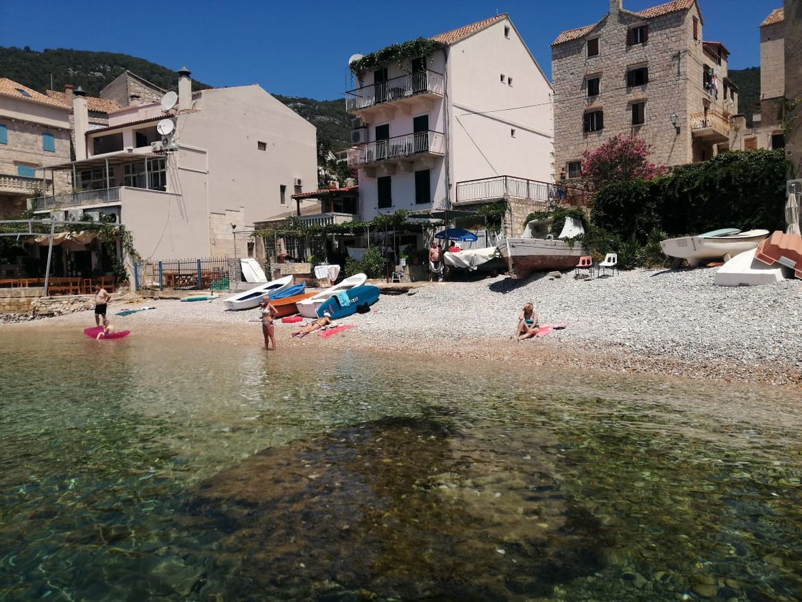 OVAKO TO RADE U KOMIŽI Ma kakvi šugamani, oni svoj komad pomorskog dobra zaposjednu - batelom ili pasarom