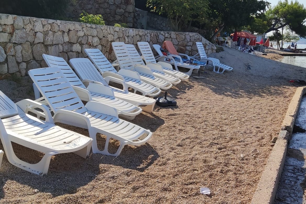 PRIVATIZACIJA POMORSKOG DOBRA Posvuda postavili ležaljke: "Plaža ih je puna, nemate gdje sa stvarima!"