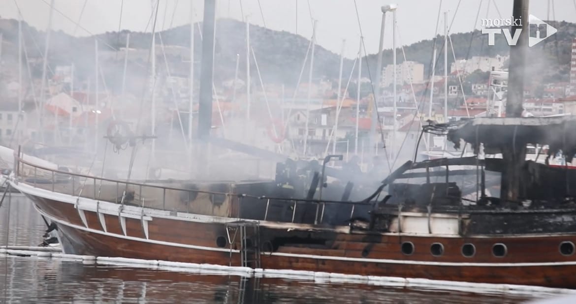 Noćas u Šibeniku izgorio turistički jedrenjak