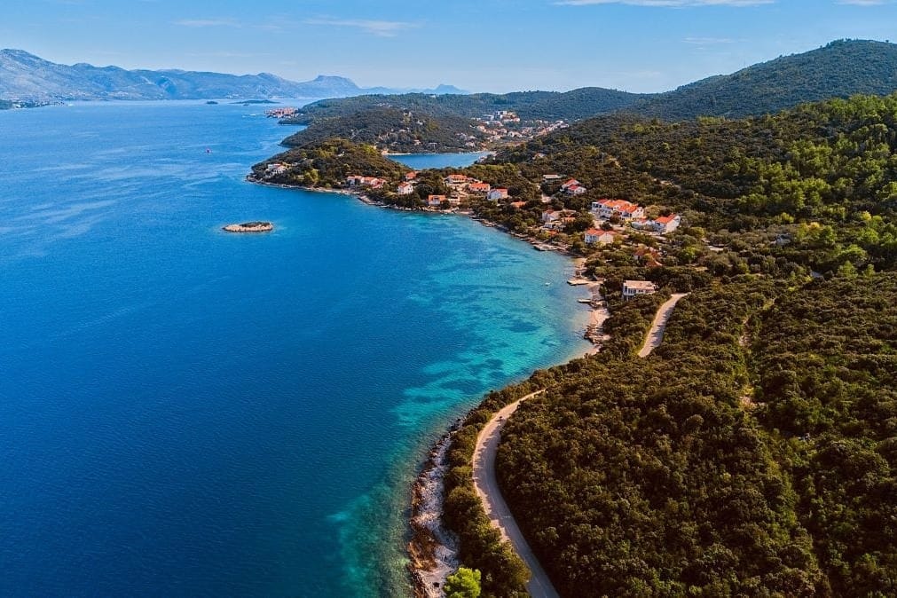 UŽAS NA PLAŽI NA KORČULI Bivši vaterpolist i okupator pomorskog dobra zgrabio dijete i odvukao ga na dnu nakon čega mu je ozbiljno prijetio!