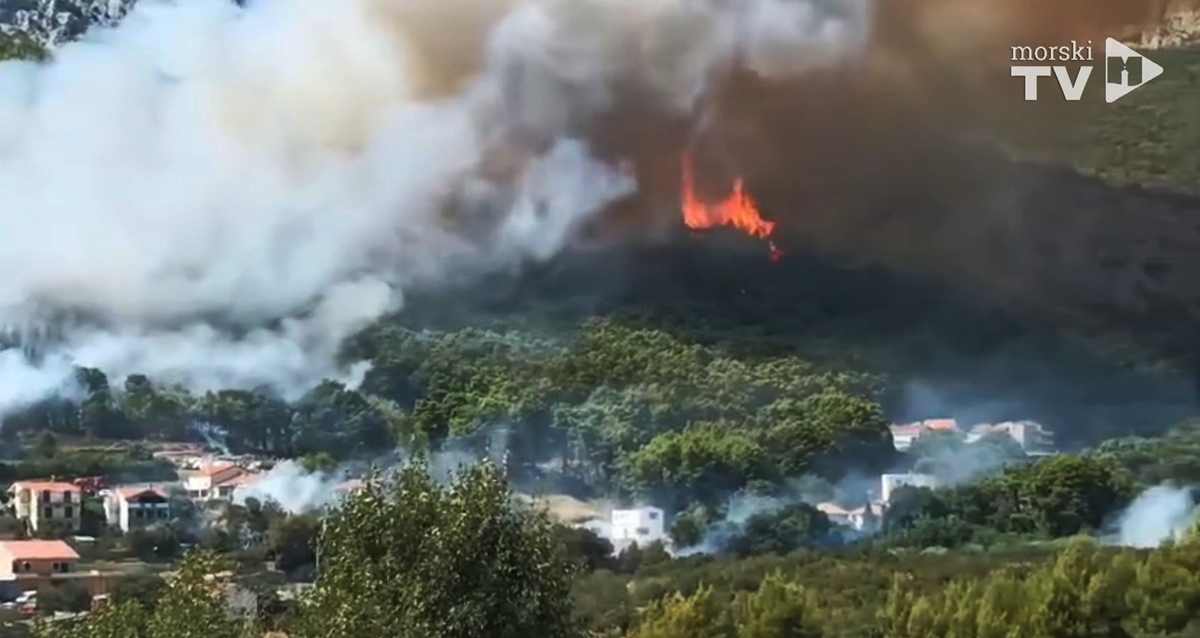 VELIKI POŽAR KOD SOLINA Gase ga 4 kanadera i sve raspoložive zemaljske snage, u pripravnosti Zadar, Šibenik, Dubrovnik i Zagreb!