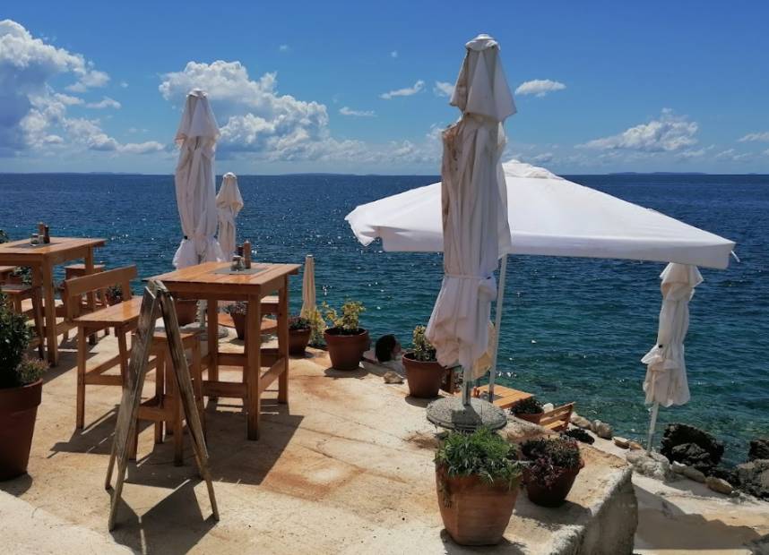 OGLAŠAVNJE BETONIRANOG POMORSKOG DOBRA U Novalji građani prijavljuju teški nered, do odgovora je nemoguće doći!