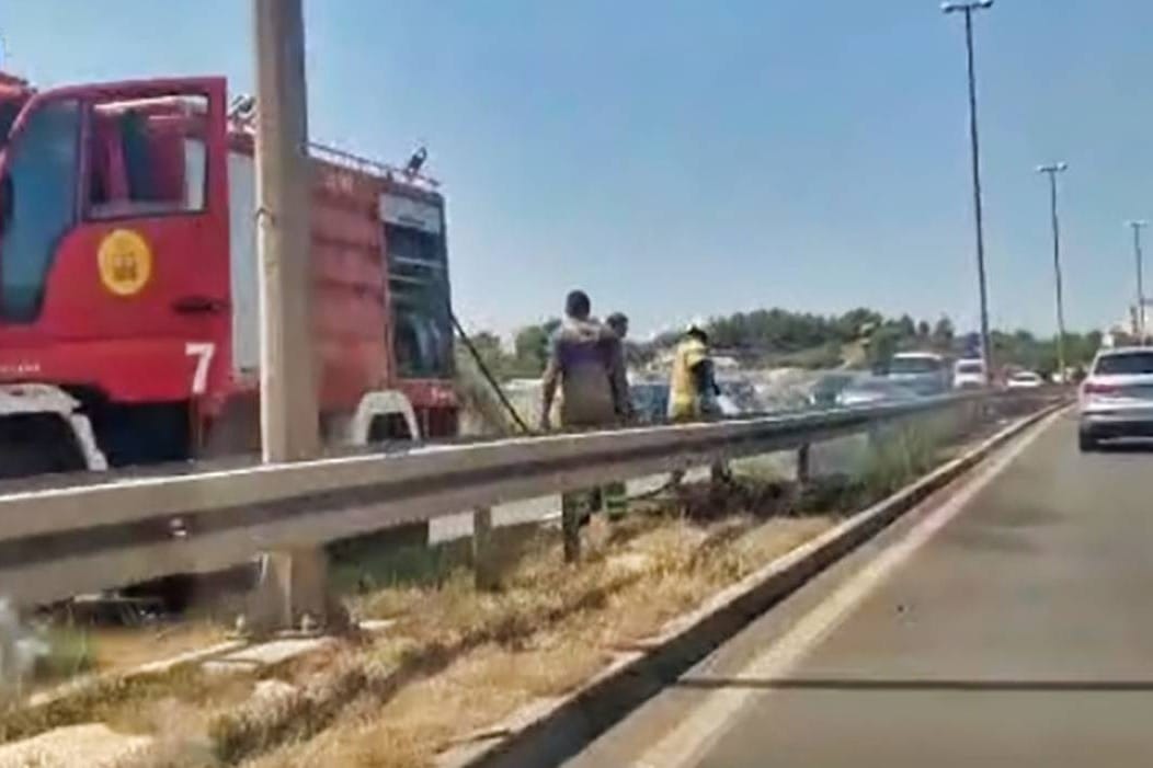 PA ZAR JE TO MOGUĆE U Splitu je netko zapalio travu između dva prometna traka!