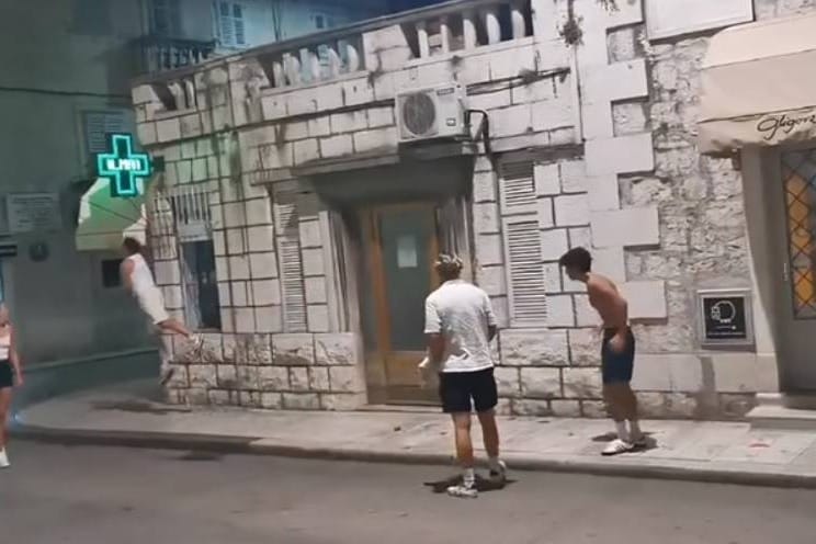 Mladi turisti u Splitu doslovno udarali reklamu ljekarne: "S ponistre se ćuti pišoka, ispod volta piva STOKA"