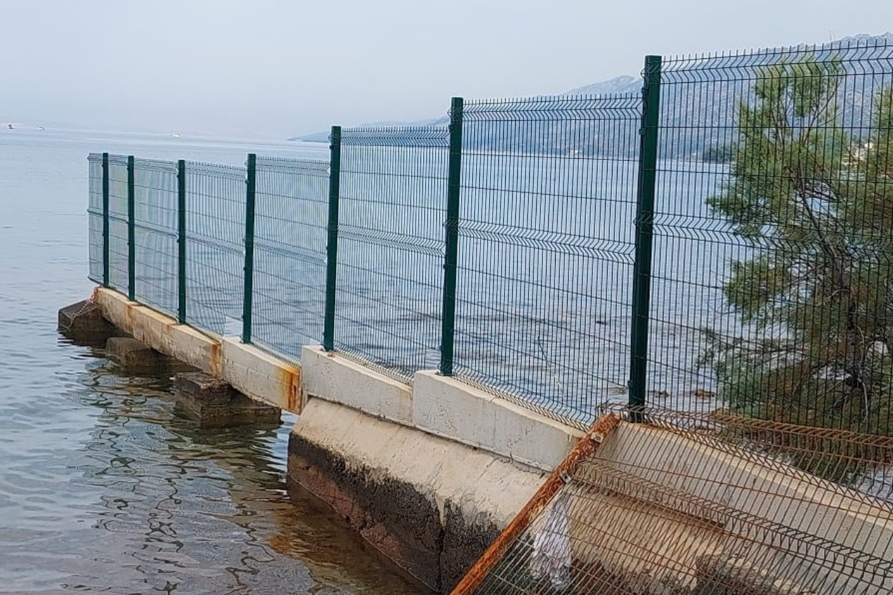 OKUPACIJA PLAŽE Ograde u Starigradu moraju pasti koliko god da ih ima - građani ovo moraju znati!