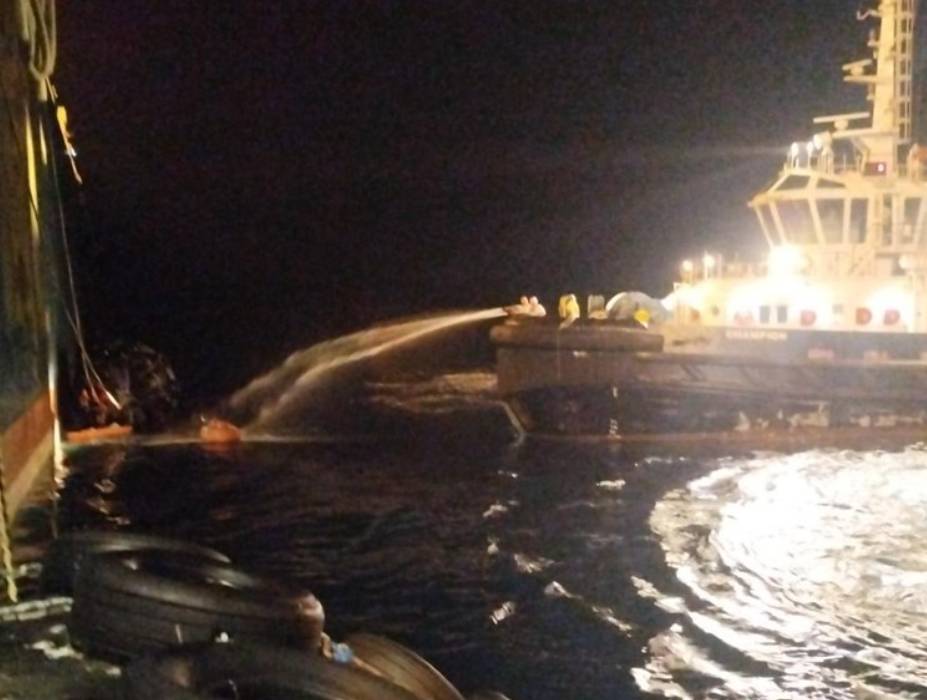 INCIDENT U OMIŠLJU Kajacima blokirali spajanje LNG tankera na Krku - ima uhićenih!