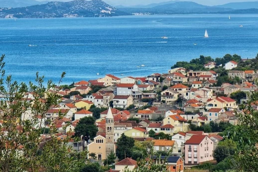 Mladi Talijan na Pašmanu pokazivao stražnjicu pa zaradio prijavu!