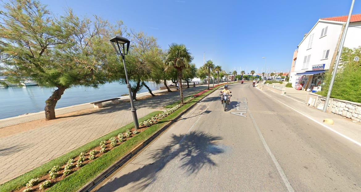 Dva Nijemca i Hrvat na vodičkoj rivi automobilom progonili dva mladića koji su se autom zabili u trgovinu