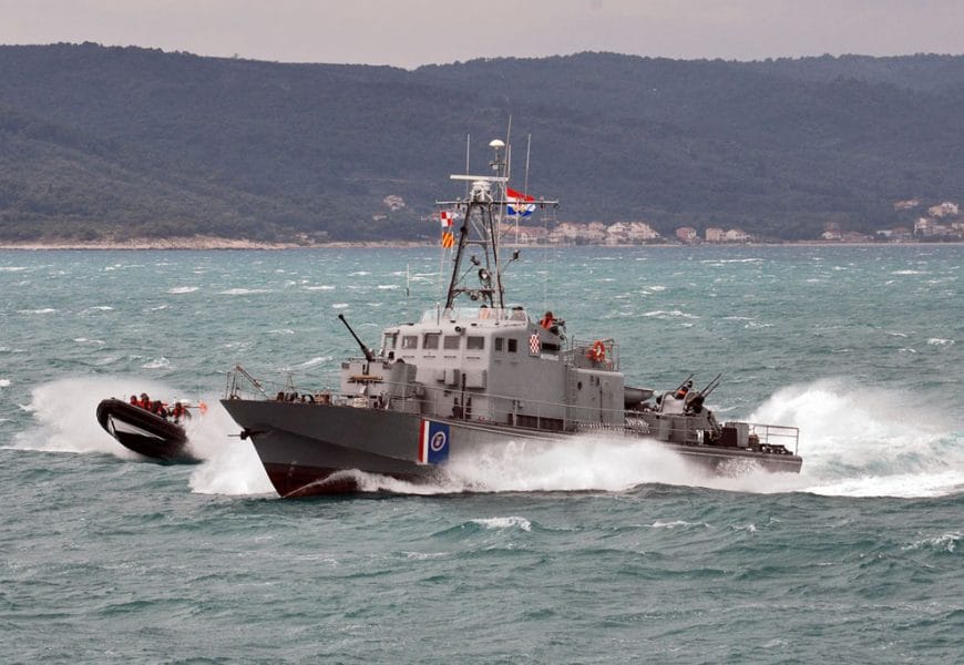 Brod obalne straže uključen u akciju traganja za nestalim Englezom, koji je pao s kruzera kod Jabuke