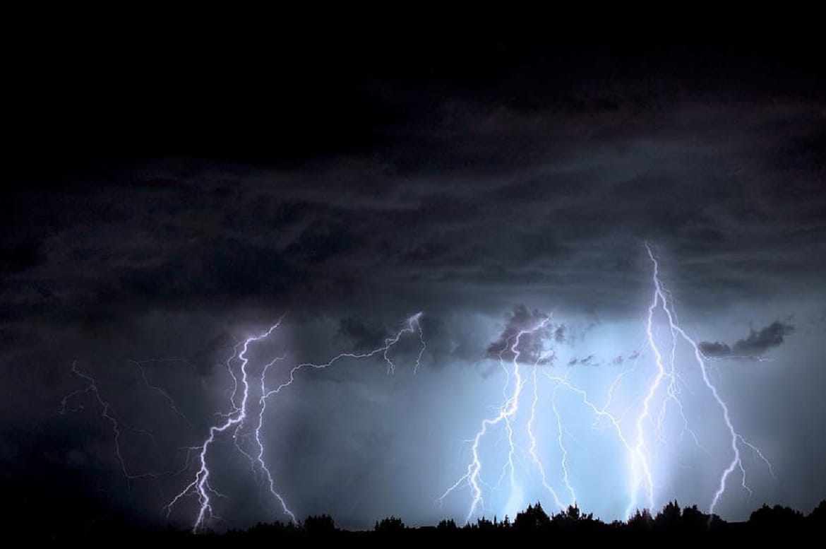 Nevrijeme pogodilo Vis i šire splitsko područje, danas temperaturno olakšanje, kiša i mjestimično nevere