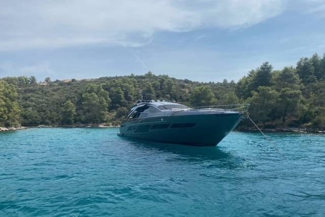 Češki okupator vezao svoju jahturinu za stabla i zatvorio uvalu na Hvaru!