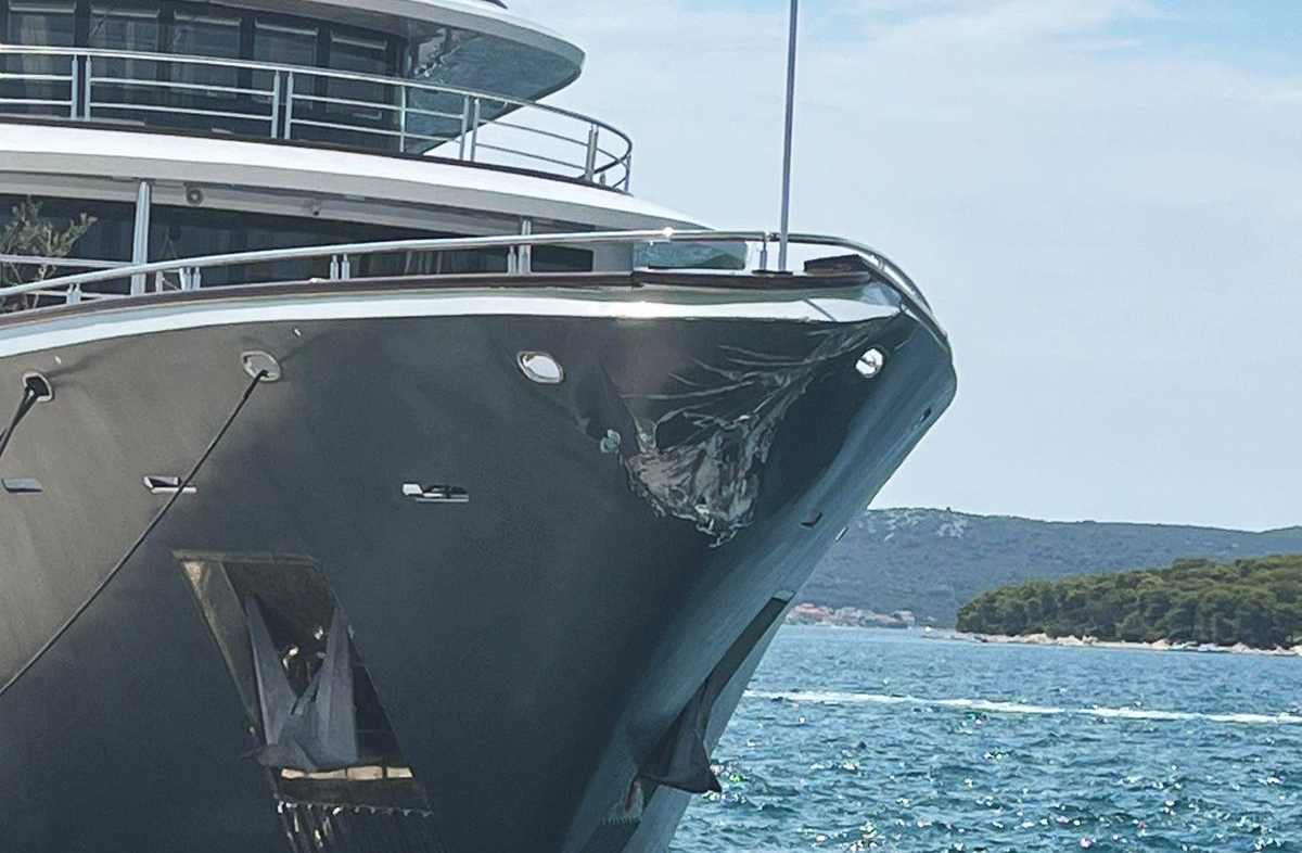 Ovo je mini kruzer, koji se sinoć zabio u krmu trajekta Laslovo kod Biograda