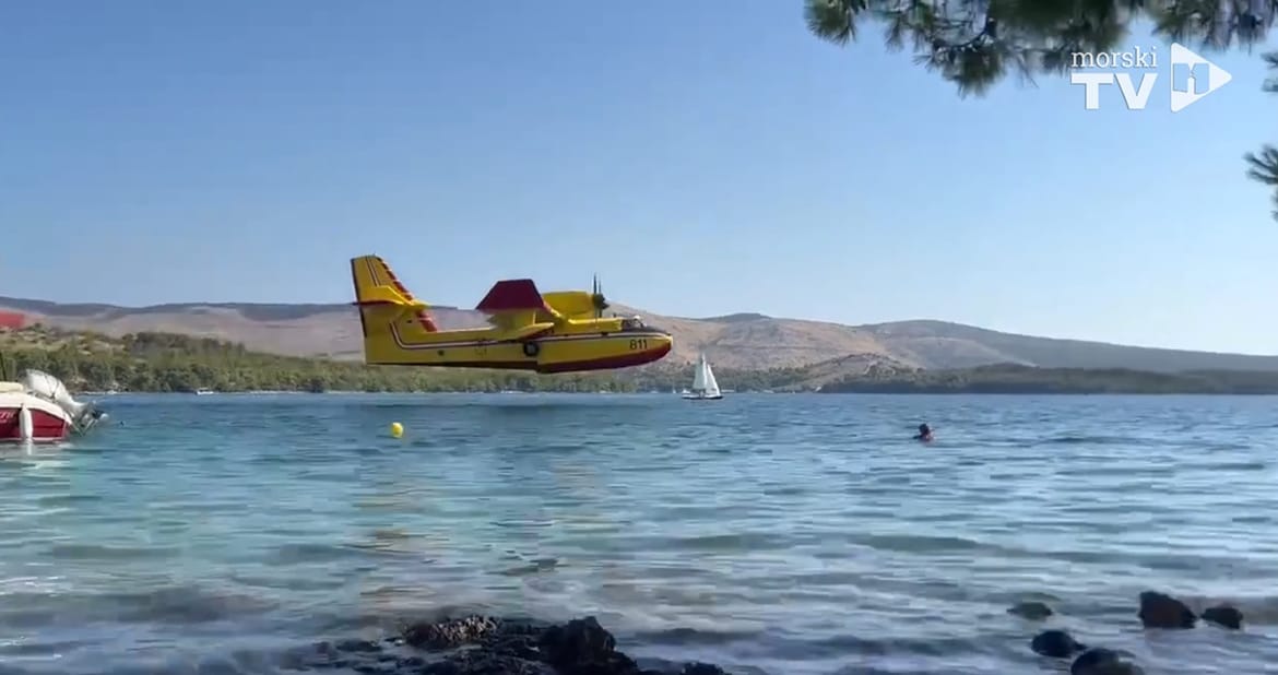 POŽARI KOD ŠIBENIKA Jedan izazvao automobil koji se zapalio nakon nesreće - stigli kanaderi