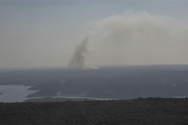 POŽAR KOD PULE Gori šuma i trava, a vjetar mijenja smjer - stižu kanaderi!