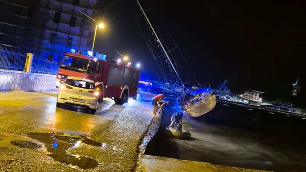 U nevremenu koje je noćas pogodilo Zadar, nasukala se jedrilica: "Posada evakuirana"