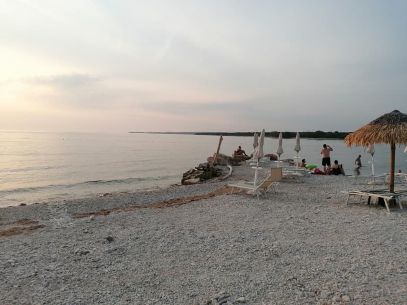 DEVASTACIJA U ISTRI U Portiću kod Peroja vlasnik beach bara nasipava i okupira pomorsko dobro : "Mol se stvorio sam od sebe!"