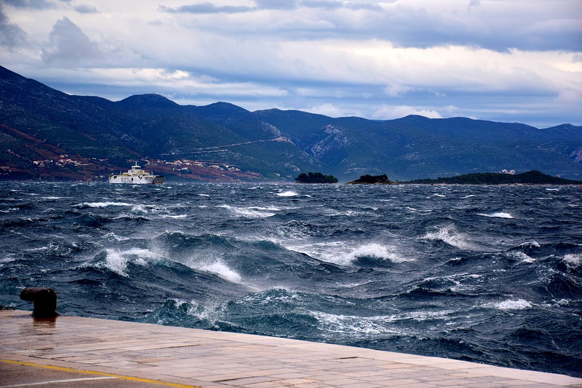 Na Jadranu bura, podno Velebita olujna - Do kraja dana još poneki pljusak