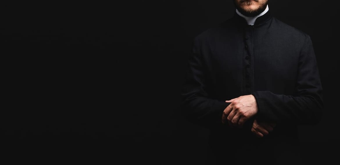 USRED SAHRANE UHIĆEN SVEĆENIK KOD ZADRA Priveden zbog seksualnog uznemiravanja maloljetnice!