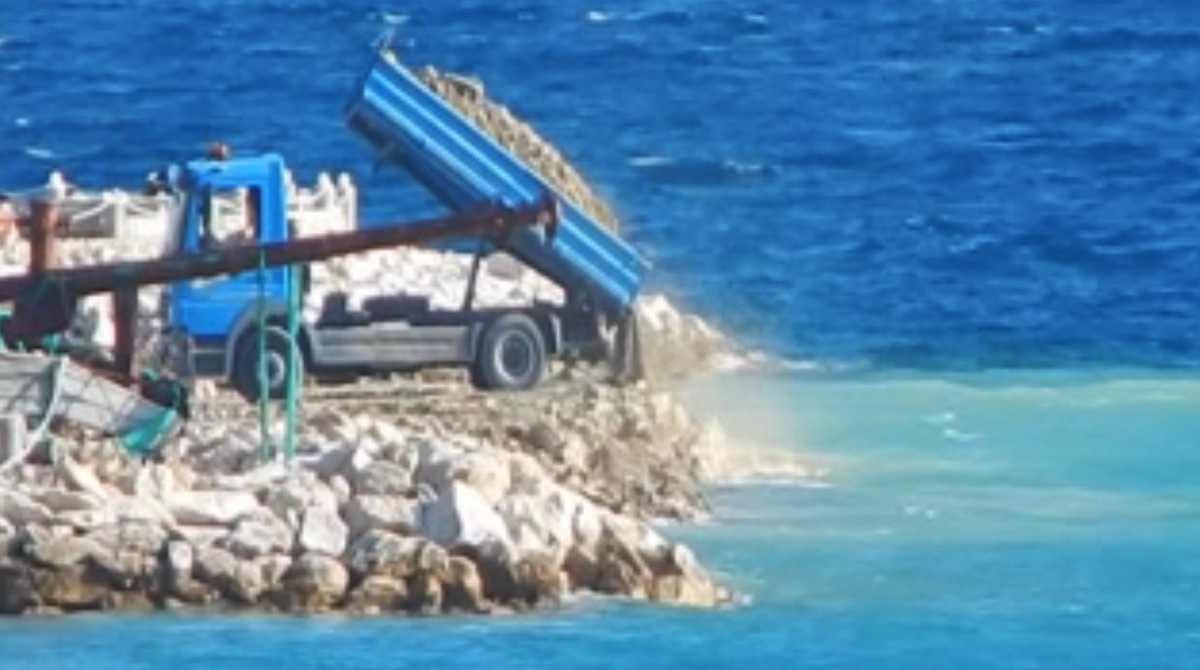 NOVE SNIMKE IZ BAŠKE VODE Građevinar koji baca otpad u more će biti kažnjen - Ne postoji ni ploča o radovima! Nazvali smo ga...